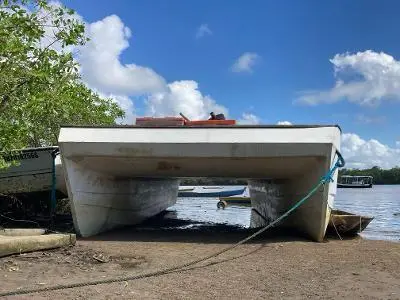 Casco Tipo Catamarã